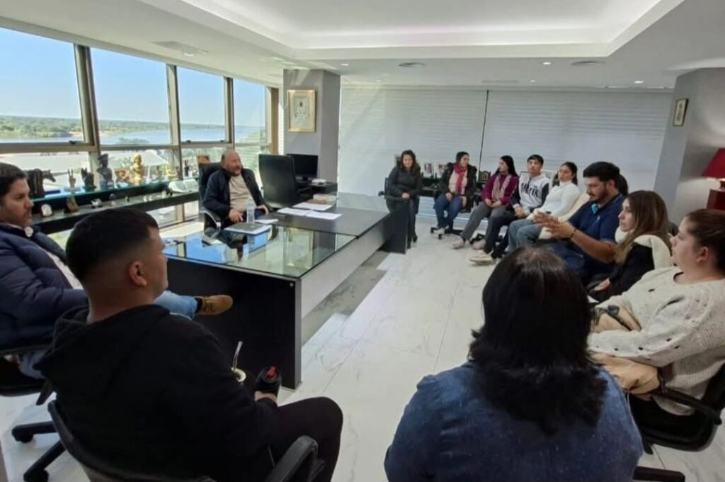 Formación con compromiso: estudiantes de Ciencias Ambientales dialogaron con el gobernador sobre los desafíos del sector 5