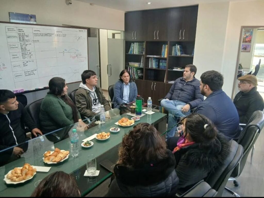 Formación con compromiso: estudiantes de Ciencias Ambientales dialogaron con el gobernador sobre los desafíos del sector 4
