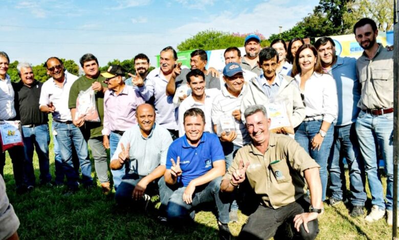 Impulso a la producción local: entrega de semillas para la campaña 2025/26 en Laguna Blanca 1