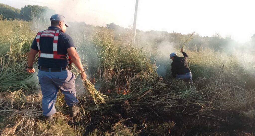 Incendio de pastizales en la Ruta Nacional 86: efectivos de la policía del puesto Lucero Cué evitan que las llamas lleguen a viviendas 4