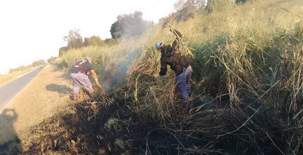 Incendio de pastizales en la Ruta Nacional 86: efectivos de la policía del puesto Lucero Cué evitan que las llamas lleguen a viviendas 2